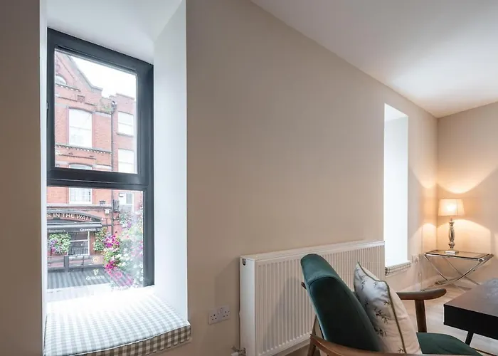 1St Floor Stylish 2-Bed Apartment