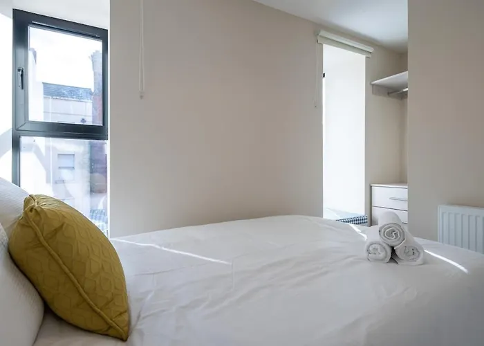 1St Floor Stylish 2-Bed Apartment