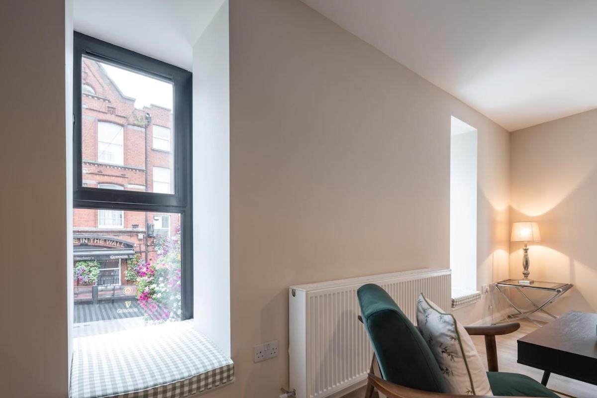 1st Floor Stylish 2-bed Apartment *