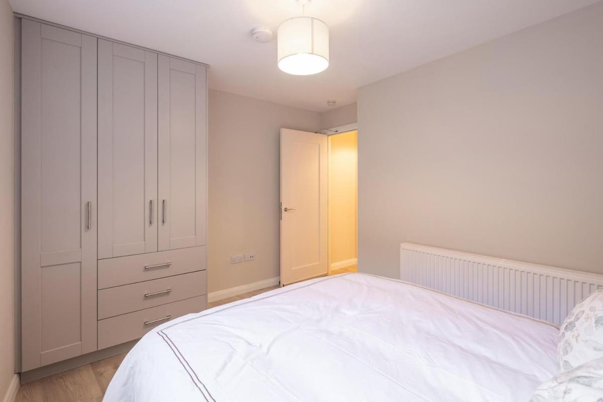 1st Floor Stylish 2-bed Apartment *